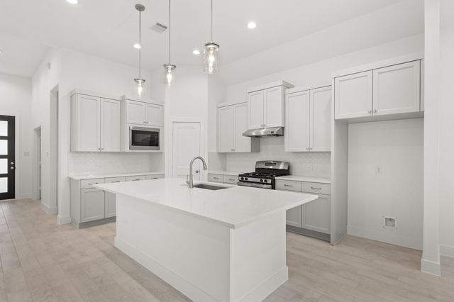 11820 South Pavillion Drive, Mont Belvieu, TX 77523