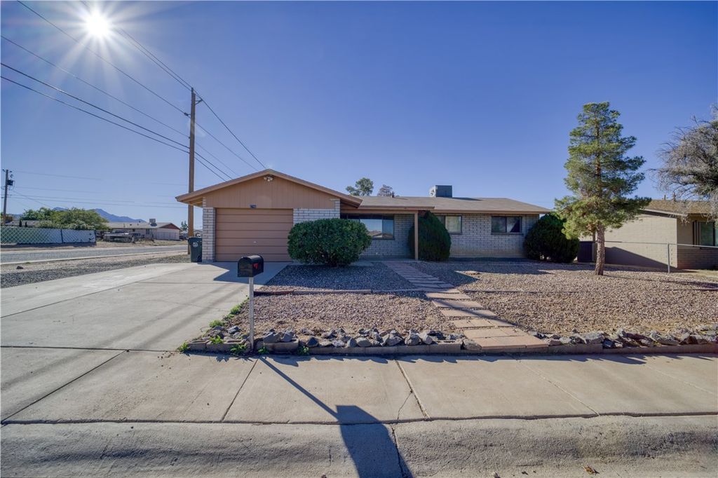 2740 Karen Avenue, Kingman, AZ 86401