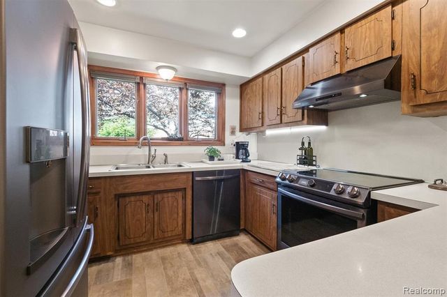 2366 Cumberland Drive, Troy, MI 48085