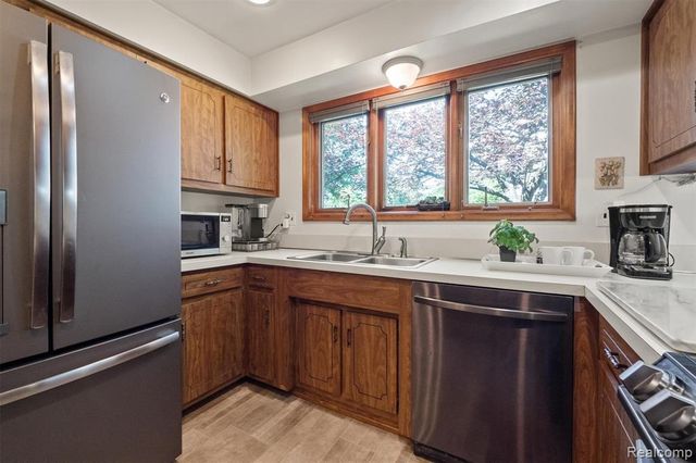 2366 Cumberland Drive, Troy, MI 48085