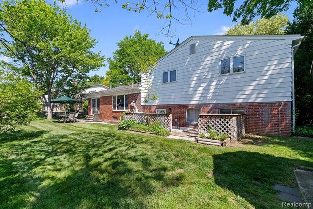 2366 Cumberland Drive, Troy, MI 48085