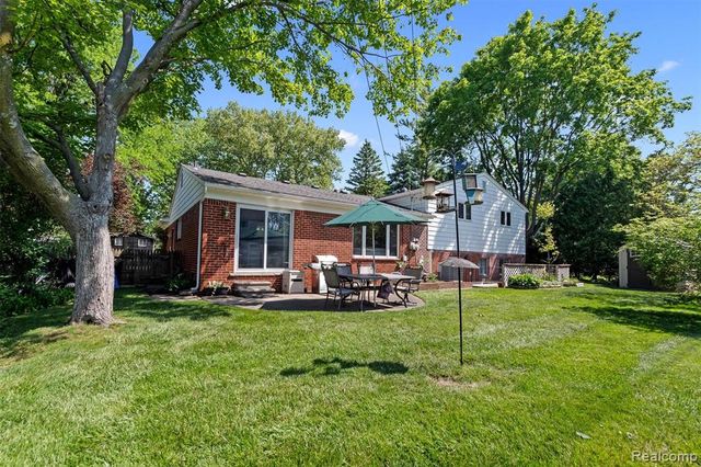 2366 Cumberland Drive, Troy, MI 48085
