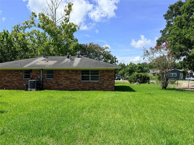 225 Burkett Street, Richwood, TX 77531