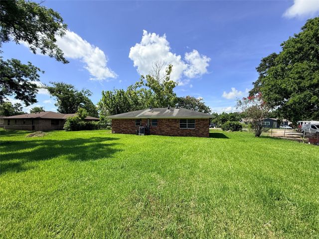 225 Burkett Street, Richwood, TX 77531