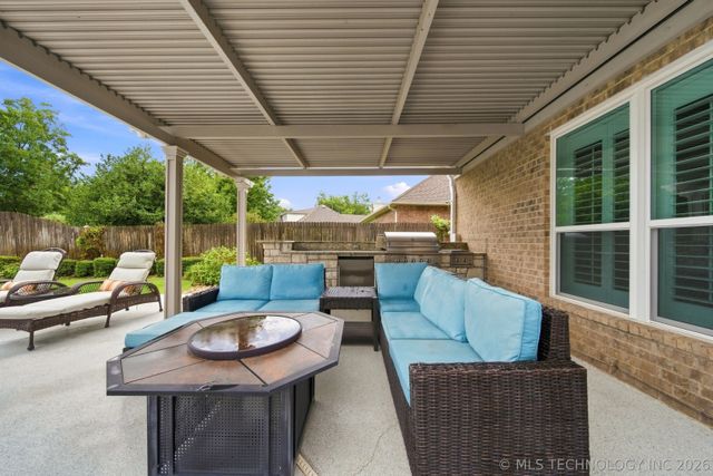 3705 W Urbana Street, Broken Arrow, OK 74012