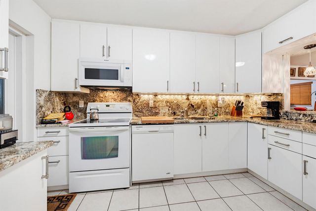 728 Ridge Road 35, Lantana, FL 33462
