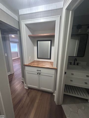 930 W 3rd Street, Rochester, MI 48307
