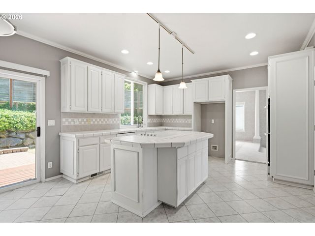 7816 Se ALTA VERDE Dr, Portland, OR 97266