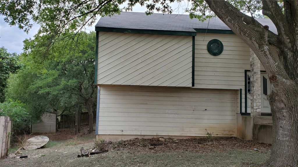106 Potomac CIR, San Marcos, TX 78666