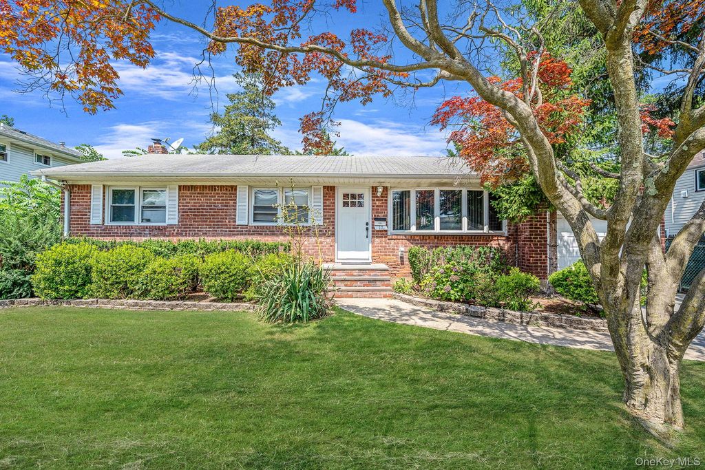 17 McKinley Avenue, Farmingdale, NY 11735