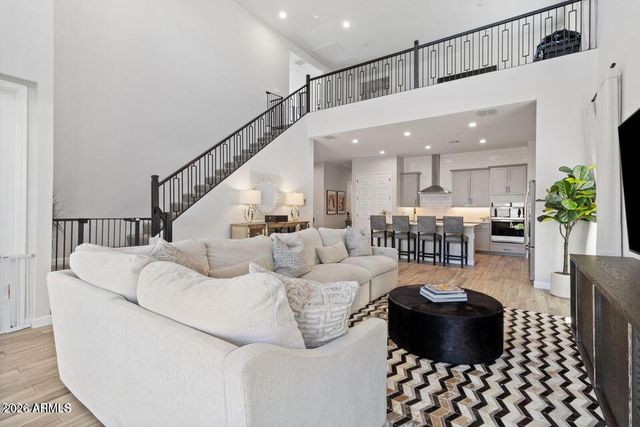 5122 E VILLAGE Drive, Scottsdale, AZ 85254