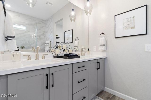 5122 E VILLAGE Drive, Scottsdale, AZ 85254