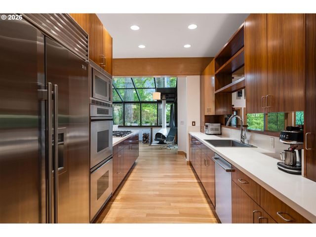13948 Nw COUNTRY WOODS Ln, Portland, OR 97231