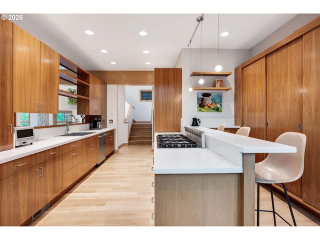 13948 Nw COUNTRY WOODS Ln, Portland, OR 97231