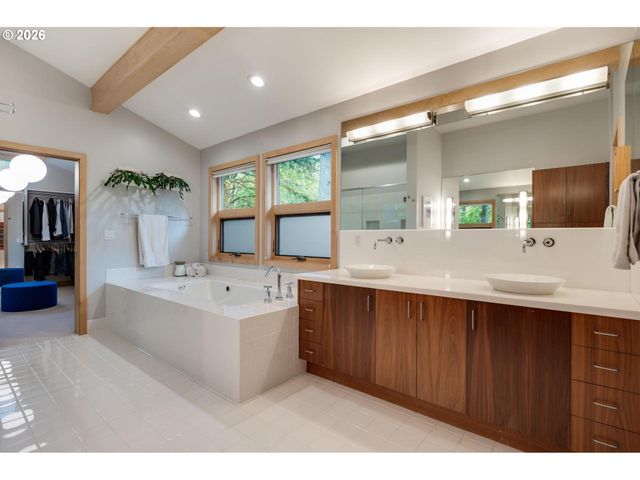 13948 Nw COUNTRY WOODS Ln, Portland, OR 97231