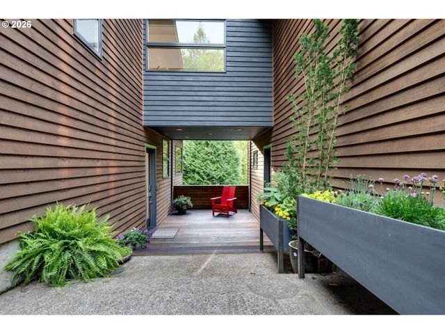 13948 Nw COUNTRY WOODS Ln, Portland, OR 97231
