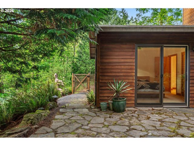 13948 Nw COUNTRY WOODS Ln, Portland, OR 97231
