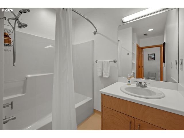13948 Nw COUNTRY WOODS Ln, Portland, OR 97231