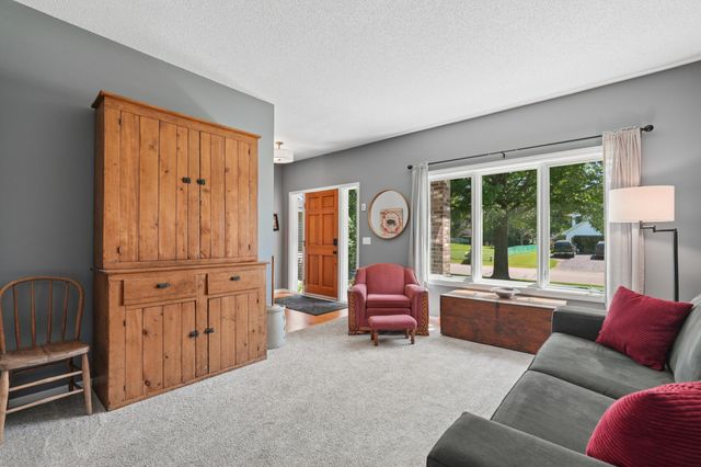 1860 Spinaker Drive, Woodbury, MN 55125