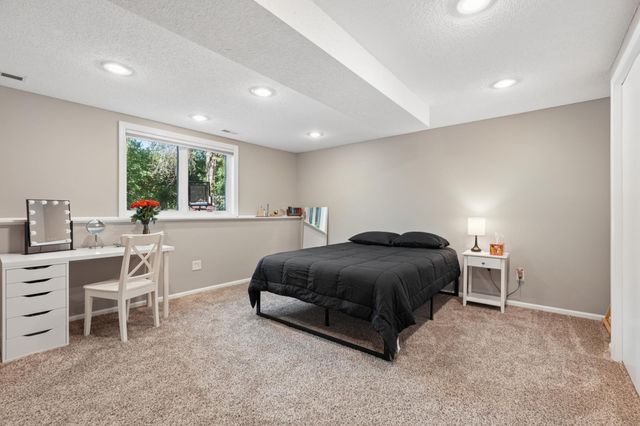 1860 Spinaker Drive, Woodbury, MN 55125