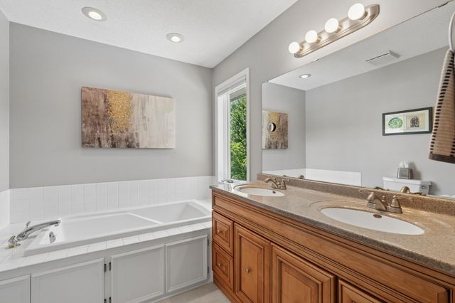 1860 Spinaker Drive, Woodbury, MN 55125