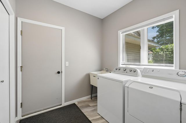 1860 Spinaker Drive, Woodbury, MN 55125