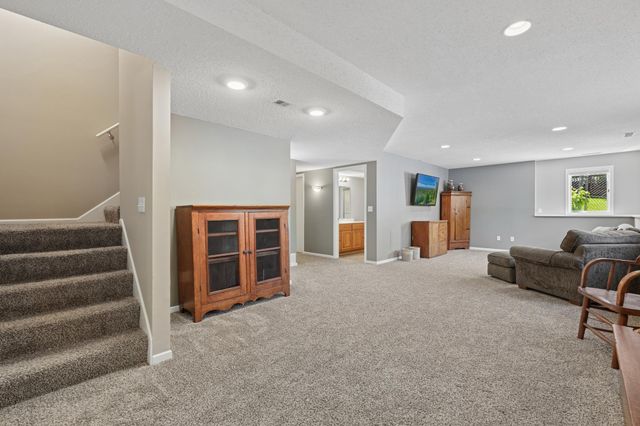 1860 Spinaker Drive, Woodbury, MN 55125