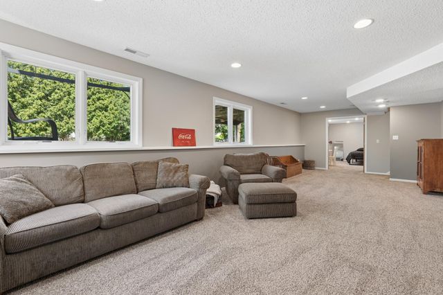 1860 Spinaker Drive, Woodbury, MN 55125