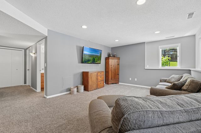 1860 Spinaker Drive, Woodbury, MN 55125