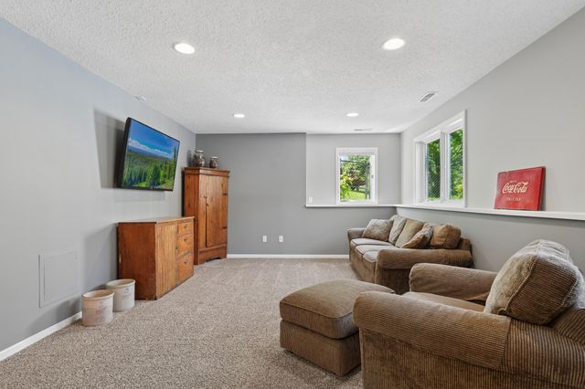 1860 Spinaker Drive, Woodbury, MN 55125