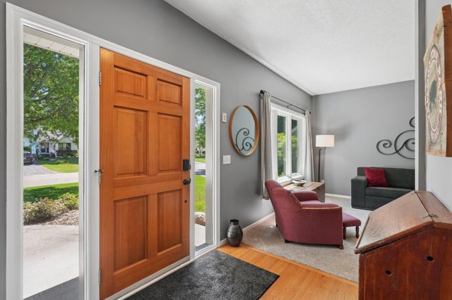 1860 Spinaker Drive, Woodbury, MN 55125