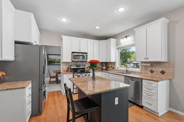 1860 Spinaker Drive, Woodbury, MN 55125
