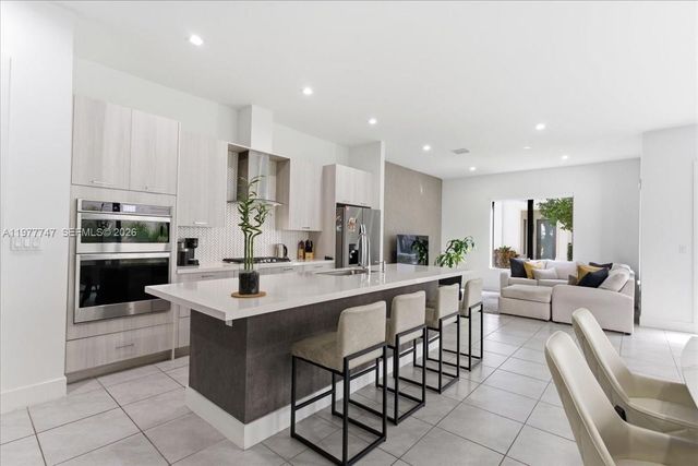 4395 NW 80th Ct, Doral, FL 33166