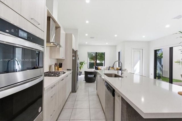 4395 NW 80th Ct, Doral, FL 33166