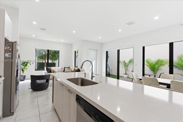 4395 NW 80th Ct, Doral, FL 33166