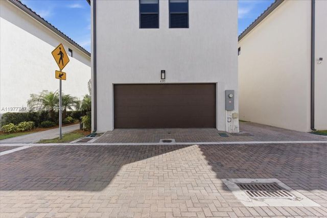 4395 NW 80th Ct, Doral, FL 33166