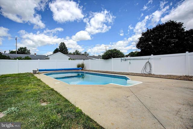 605 PROSPECT AVE, Shippensburg, PA 17257