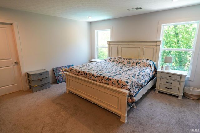 1392 N Hunters Crossing Circle, Huntingburg, IN 47542