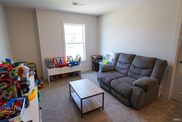 1392 N Hunters Crossing Circle, Huntingburg, IN 47542