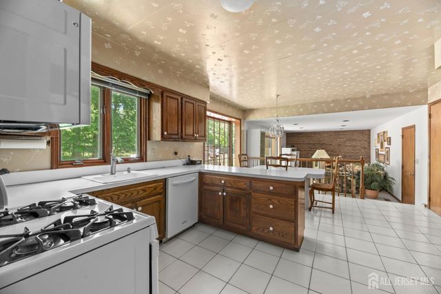 11 Aspen Circle, Edison, NJ 08820