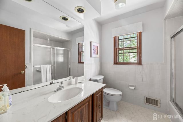 11 Aspen Circle, Edison, NJ 08820