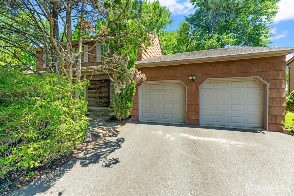 11 Aspen Circle, Edison, NJ 08820