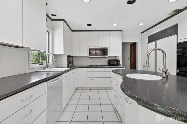 39 Independence Drive, East Brunswick, NJ 08816