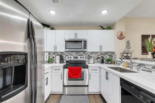 8511 NW 141st Ter 402, Miami Lakes, FL 33016