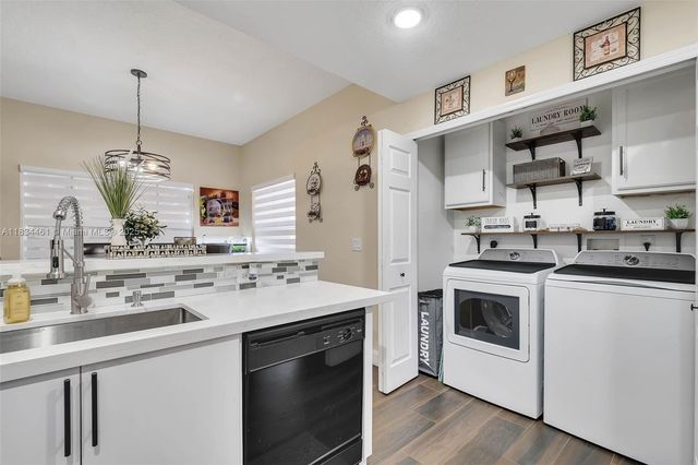 8511 NW 141st Ter 402, Miami Lakes, FL 33016