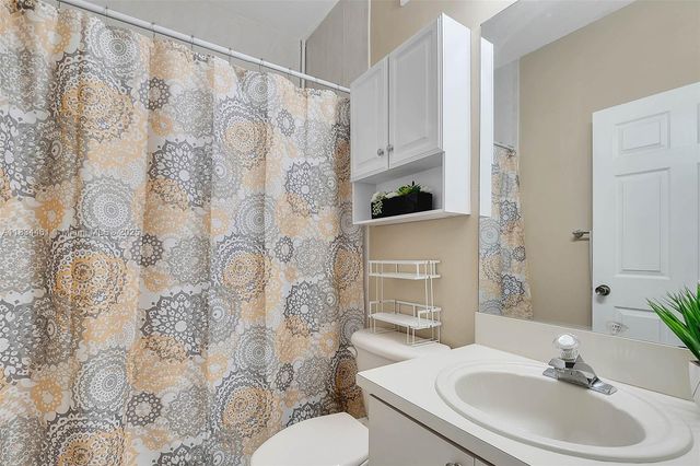 8511 NW 141st Ter 402, Miami Lakes, FL 33016