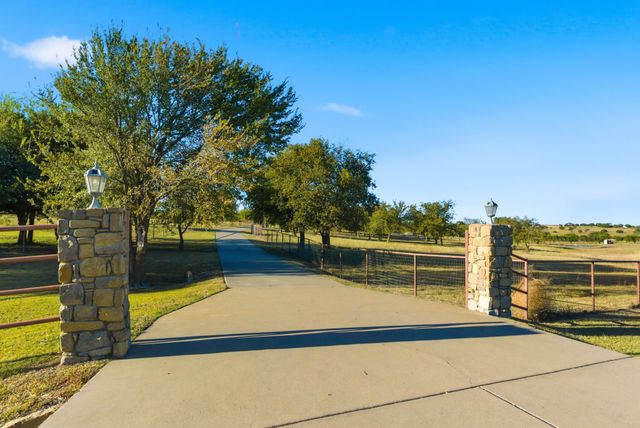 135 Serrano Court, Weatherford, TX 76087
