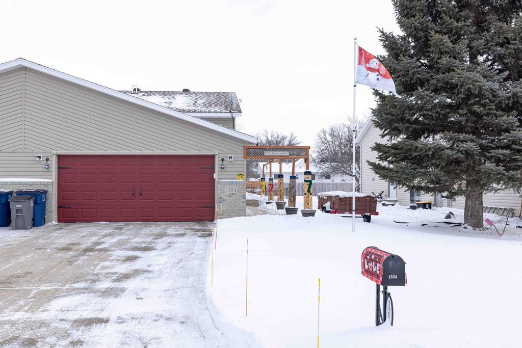 1224 7th Street N, Moorhead, MN 56560