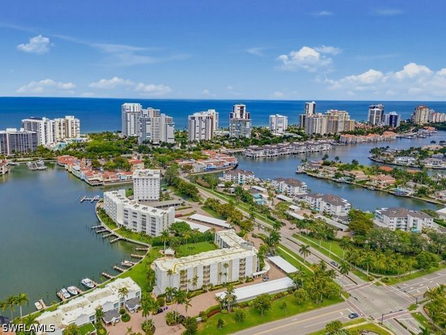 667 Park Shore DR, Naples, FL 34103