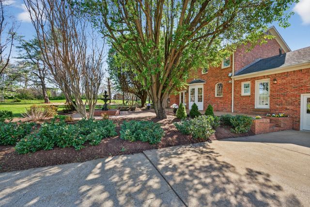 1553 N Main St, Mount Pleasant, TN 38474